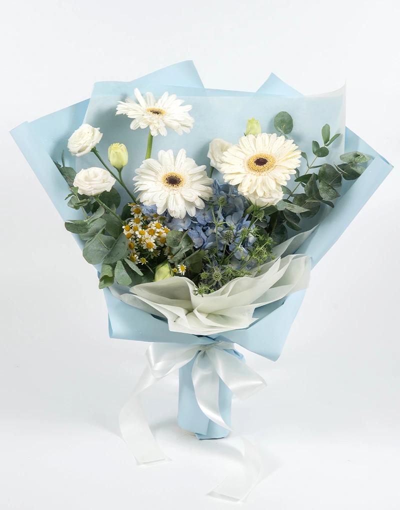 ช่อดอกเยอบีร่าสีขาว ไลเซนทัสสีขาว ไฮเดรนเยียไทยสีฟ้า แซมด้วยเดซี่ เหมาะสำหรับให้คนสำคัญในโอกาสต่างๆ ที่สำคัญ ส่งฟรีทั่ว กทม.
