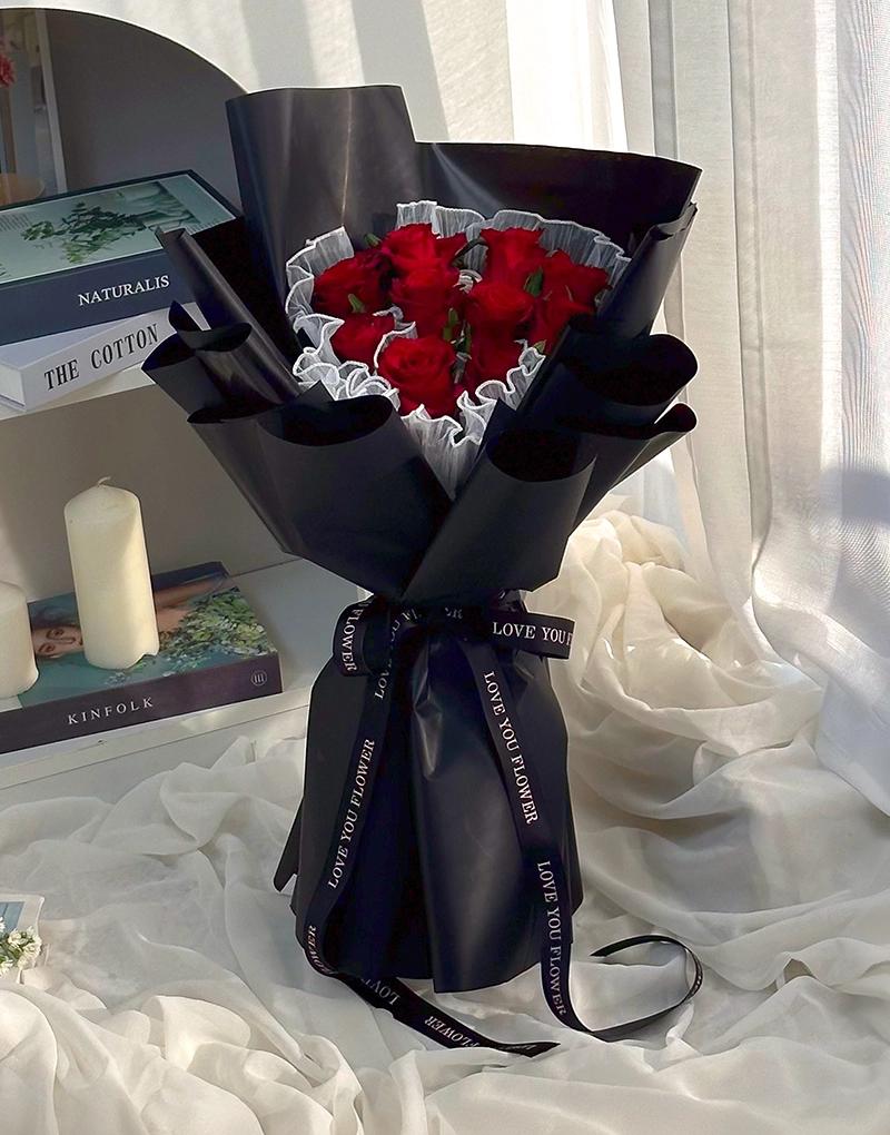 A397 ช่อดอกกุหลาบนอกสีแดงสด 9 ดอก ห่อด้วยผ้าโปร่งระบายและห่อทับด้วยกระดาษสีดำ Onyx หรูหรา สง่างาม และชวนหลงใหล
