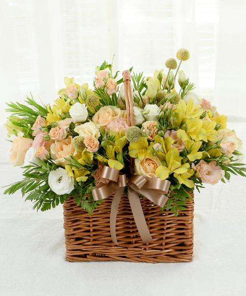 กระเช้าดอกไม้สด ตกแต่งด้วยดอกกุหลาบ ดอกอัลสโตรมีเรีย ดอกคาร์เนชันสเปรย์ ดอกไลเซนทัส