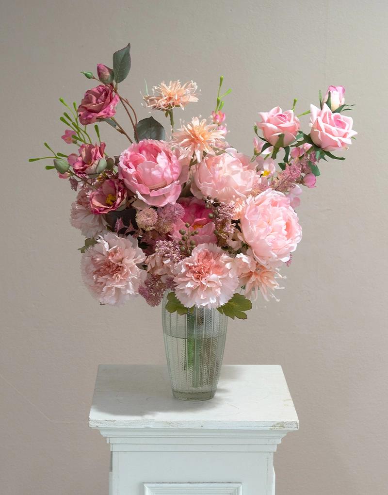 แจกันดอกไม้ประดิษฐ์ CF006 จัดด้วยดอกไม้โทนสีชมพู บรรจุในแจกันแก้วสีใสทรงกลม