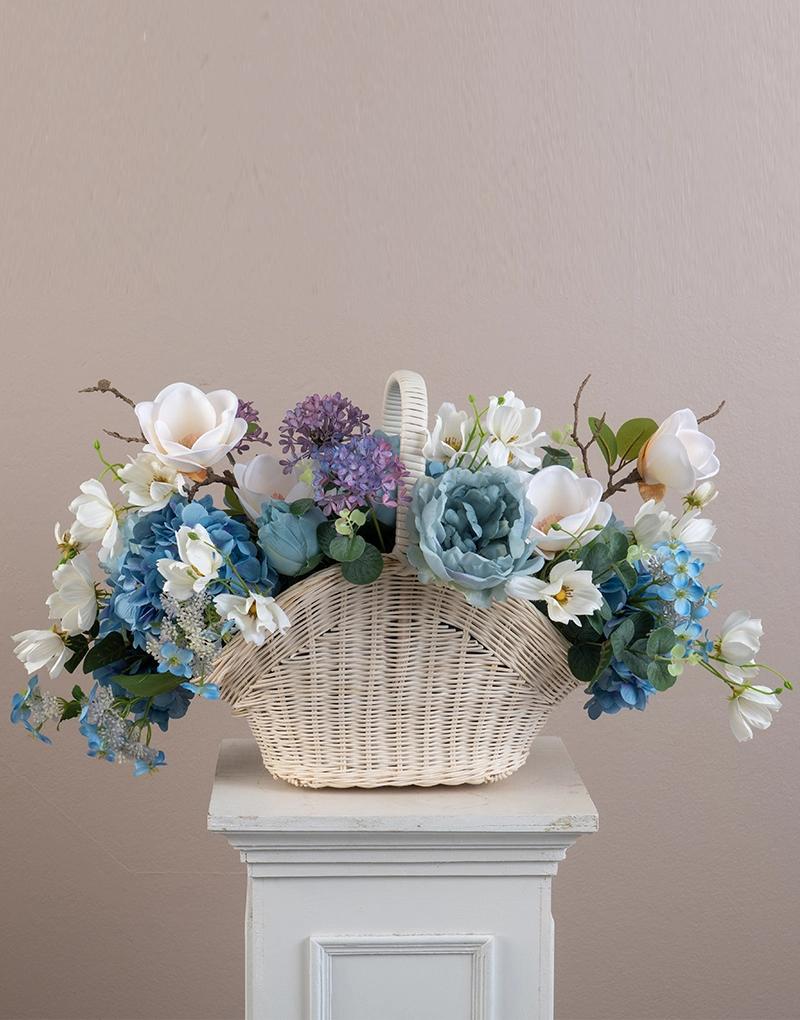 กระเช้าดอกไม้ประดิษฐ์สีโทนเย็น BPXL001 จัดด้วยดอกไม้ที่มีสีฟ้า สีม่วงและสีฟ้า ในกระเช้าสีขาว 