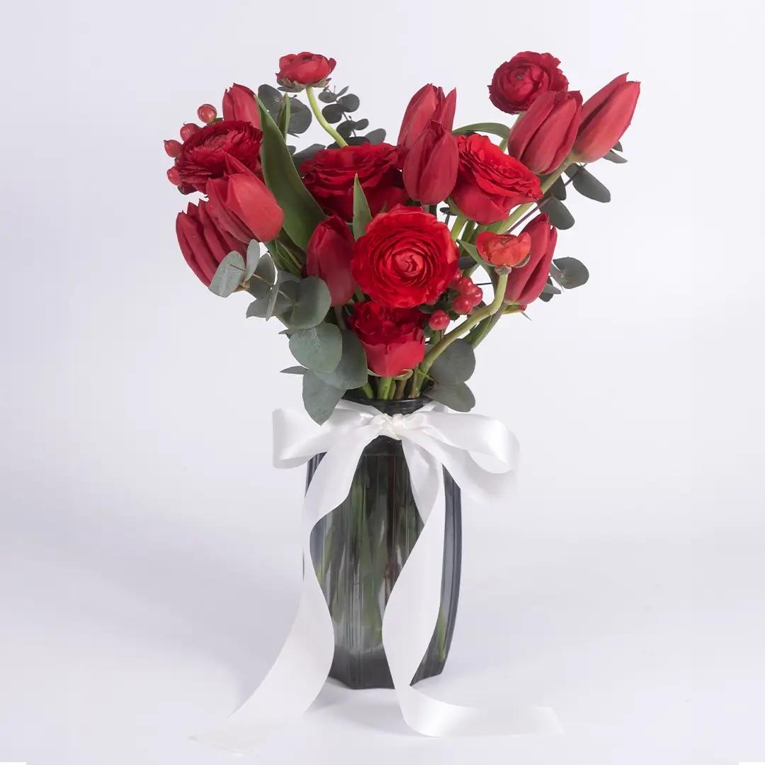 แจกันดอกทิวลิป ประกอบด้วยดอกทิวลิปสีแดง ดอกกุหลาบ และดอกกุหลาบเรนัน จัดในแจกันใสสีเทา ส่งฟรี กทม-นนทบุรี ใน 4 ชั่วโมง